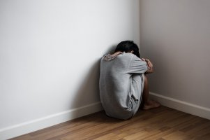 depressieve-jonge-man-zit-alleen-in-de-hoek-van-de-kamer-verdriet-depressief-drugsverslaafd-en...jpg