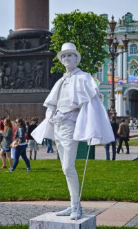 acteur-mime-in-het-beeld-van-levende-standbeelden-nemen-deel-aan-de-staatsvakantie-rusland-dag.jpg acteur-mime-in-het-beeld-van-levende-standbeelden-nemen-deel-aan-de-staatsvakantie-rusland-dag.jpg