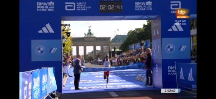 kipchoge-wins-berlin-2023-marathon-2-02-42-v0-1wa4awqw86qb1.jpg