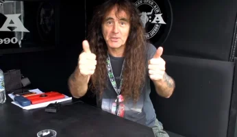 steve-harris-iron-maiden-thumbs-up-metal.webp