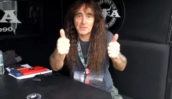 steve-harris-iron-maiden-thumbs-up-metal.webp